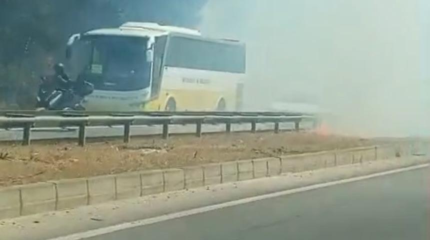 Anız yangını, trafikte aksamaya neden oldu