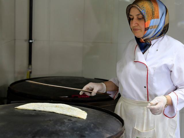 Ninelerinin tarifini yaşatıyorlar: Kaz otu g&ouml;zlemesi ilgi g&ouml;r&uuml;yor