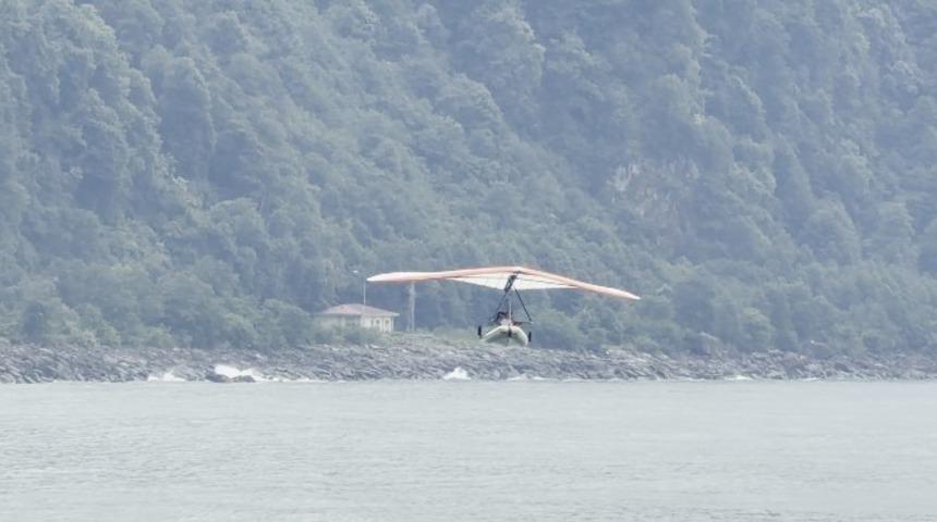 Artvin sahillerinde u&ccedil;an bot g&ouml;sterisi ilgi &ccedil;ekti