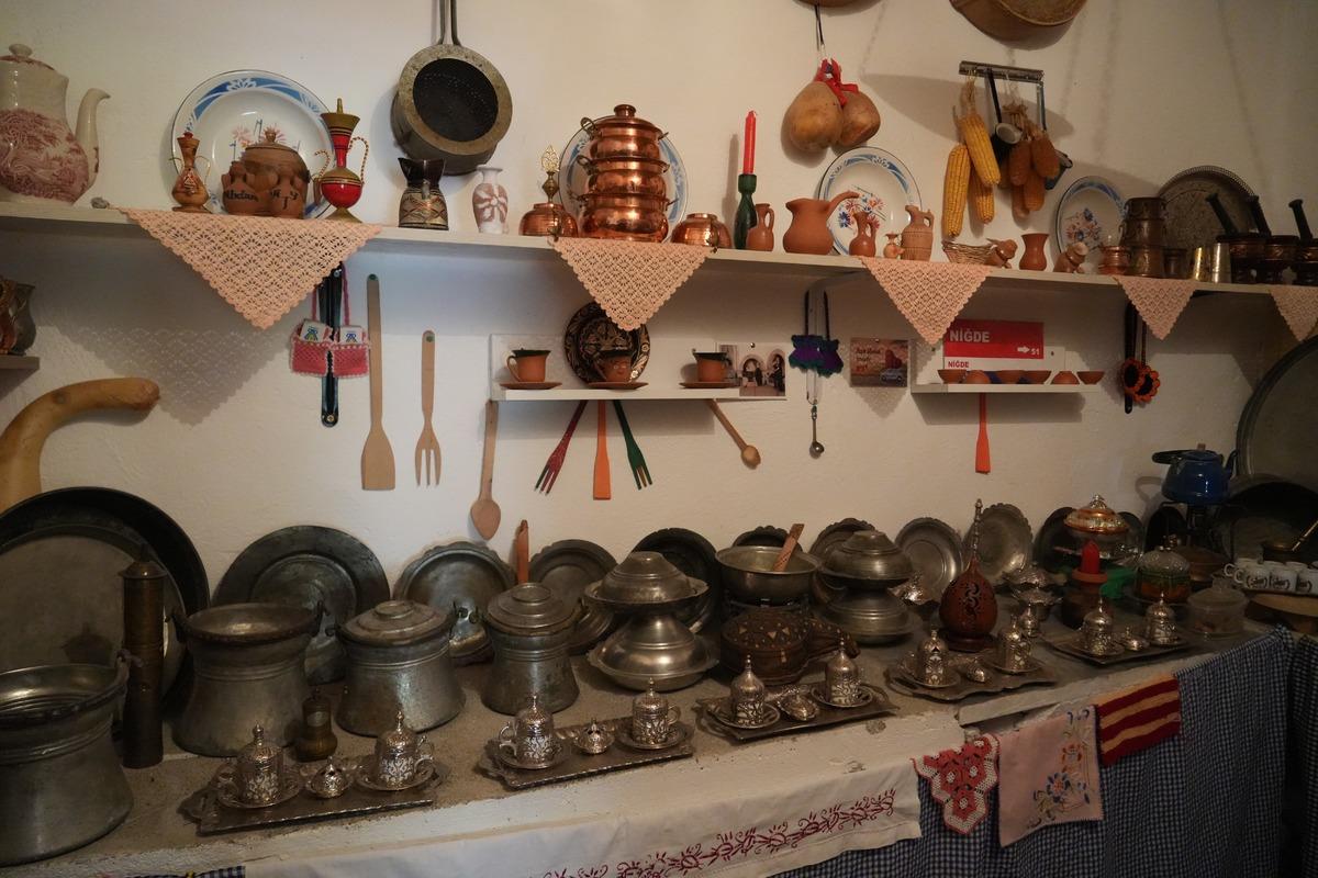 Evinin altında sakladığı hazineyi açtı: Tam 3 bin parça var 3