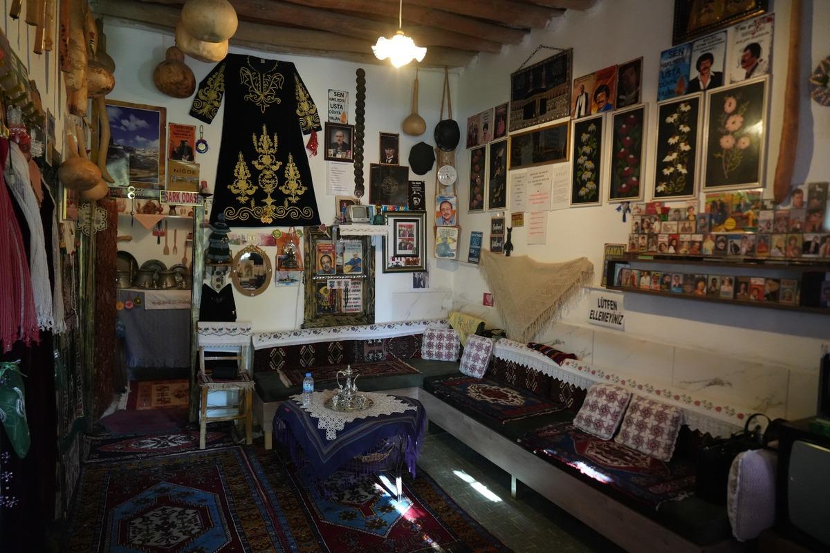 Evinin altında sakladığı hazineyi açtı: Tam 3 bin parça var 5