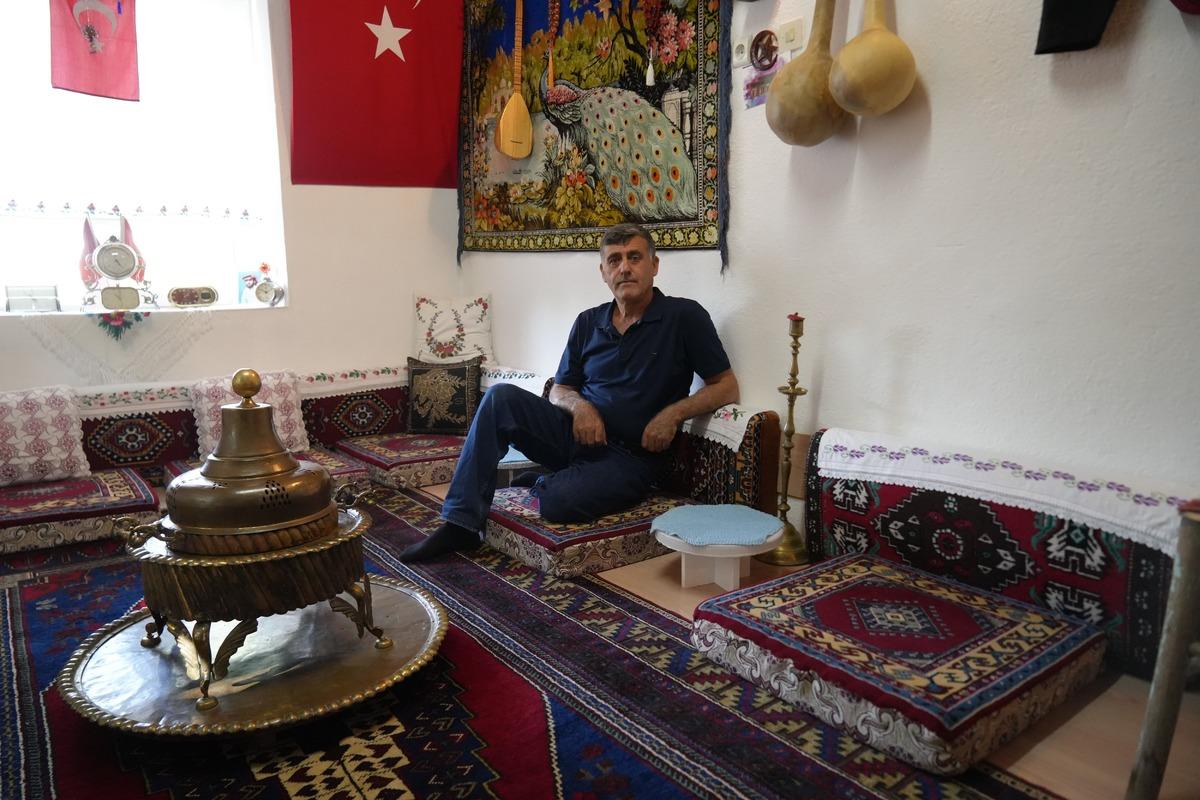 Evinin altında sakladığı hazineyi açtı: Tam 3 bin parça var 6