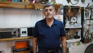 Evinin altında sakladığı hazineyi a&ccedil;tı: Tam 3 bin par&ccedil;a var