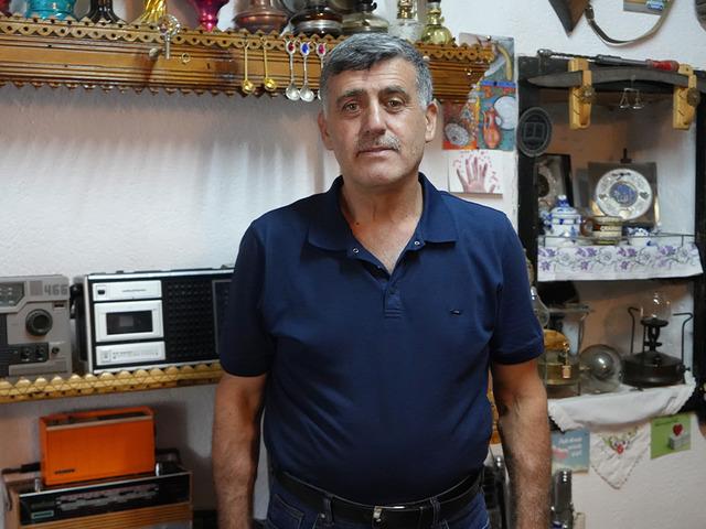 Evinin altında sakladığı hazineyi a&ccedil;tı: Tam 3 bin par&ccedil;a var