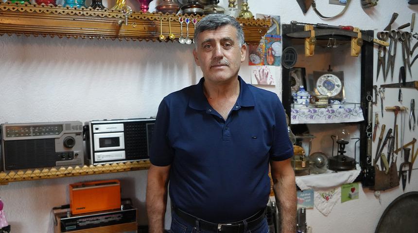Evinin altında sakladığı hazineyi a&ccedil;tı: Tam 3 bin par&ccedil;a var