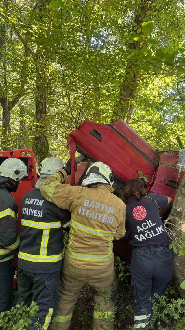 Bartın&rsquo;da kontrolden &ccedil;ıkan otomobil ağaca &ccedil;arptı: 3 yaralı 2