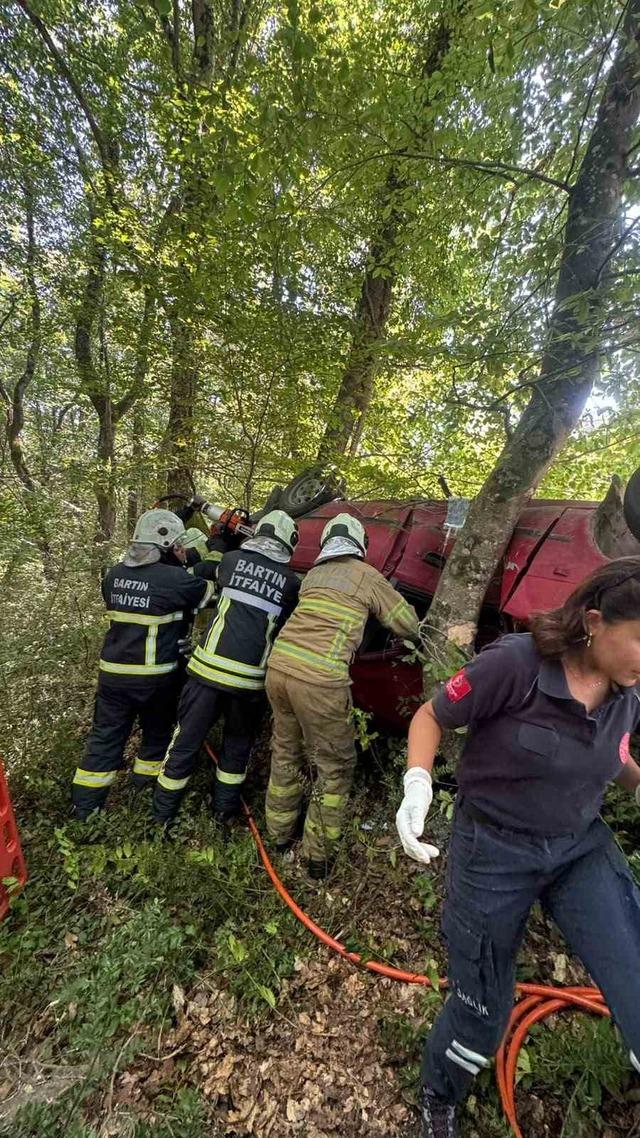 Bartın&rsquo;da kontrolden &ccedil;ıkan otomobil ağaca &ccedil;arptı: 3 yaralı 1
