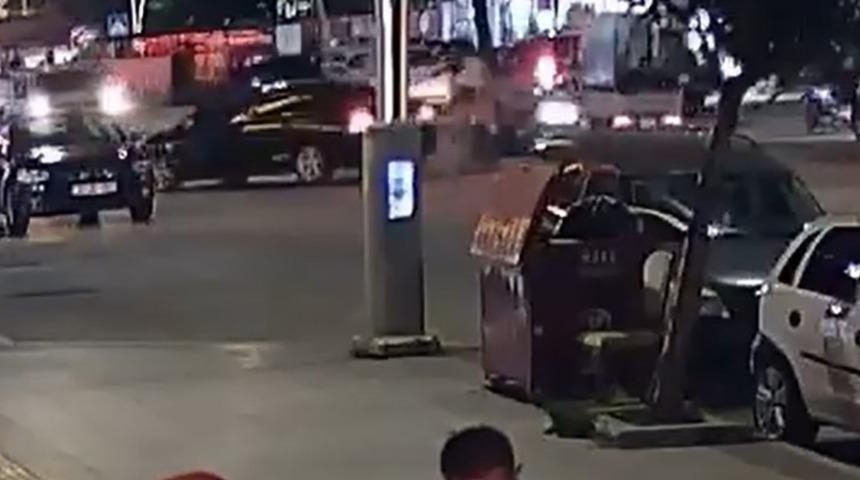 Motosiklet s&uuml;r&uuml;c&uuml;s&uuml; yola savruldu: Kaza anı kamerada