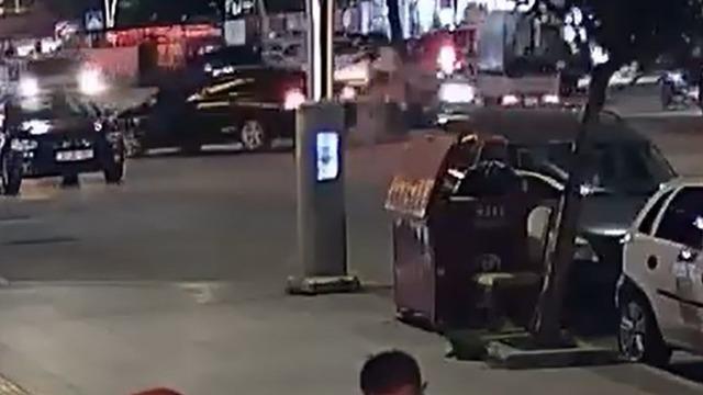 Motosiklet sürücüsü yola savruldu: Kaza anı kamerada