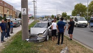 Kontrolden &ccedil;ıkan otomobil beton direğe &ccedil;arptı: 1 yaralı