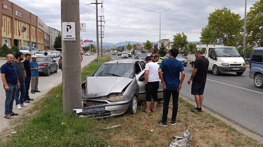 Kontrolden &ccedil;ıkan otomobil beton direğe &ccedil;arptı: 1 yaralı