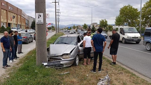 Kontrolden çıkan otomobil beton direğe çarptı: 1 yaralı