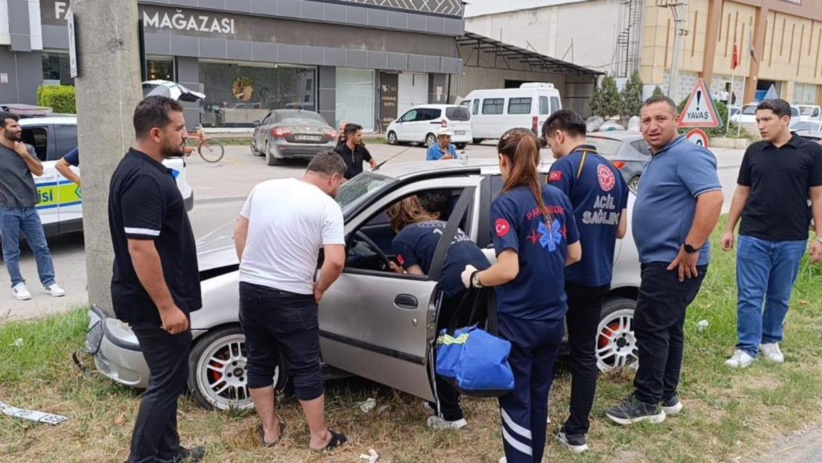 Kontrolden &ccedil;ıkan otomobil beton direğe &ccedil;arptı: 1 yaralı 1