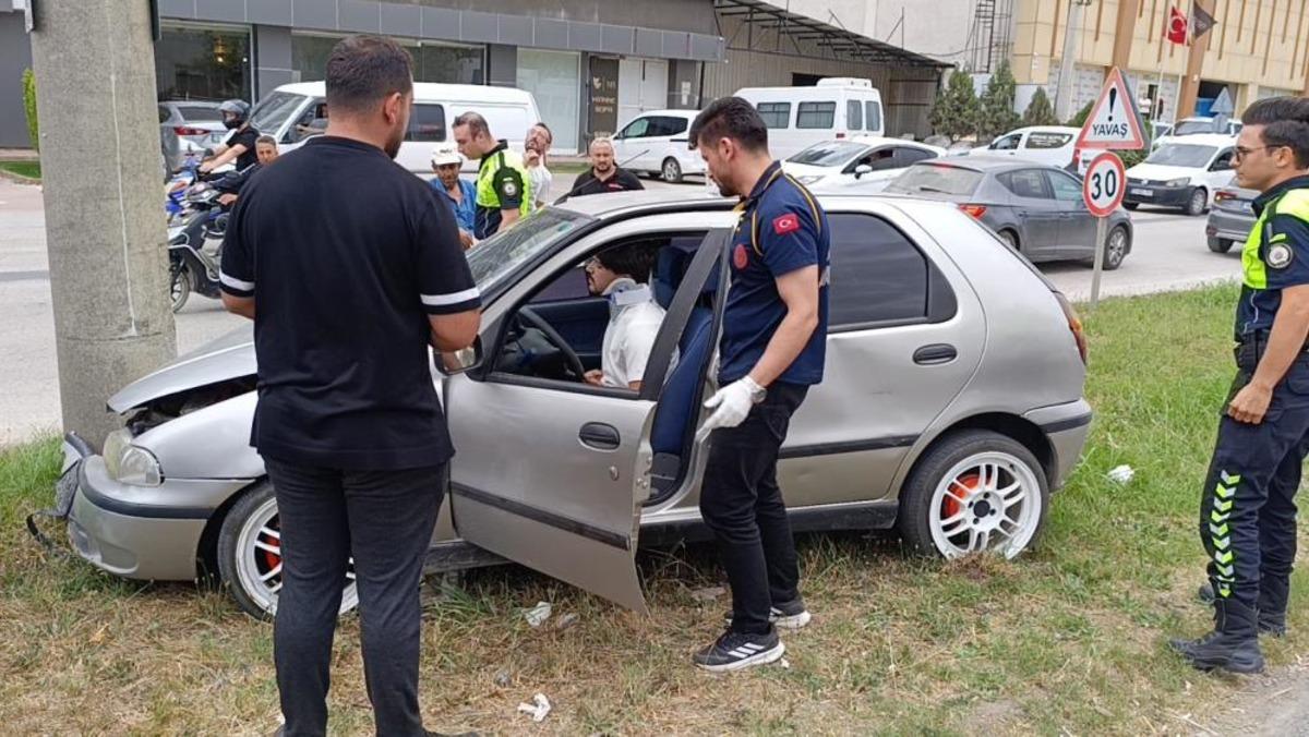 Kontrolden &ccedil;ıkan otomobil beton direğe &ccedil;arptı: 1 yaralı 2