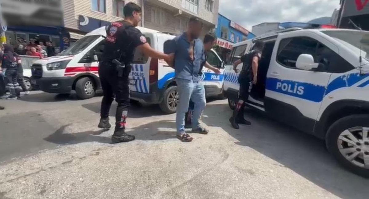 Mahalle savaş alanına d&ouml;nd&uuml;: Akraba kavgasında 1 kişi bı&ccedil;aklandı, 6 kişi yaralandı 1