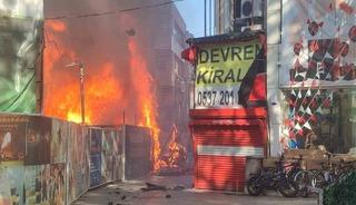 Kocaeli&rsquo;de konteynerdeki yangın iki işletmeye sı&ccedil;radı: Mahalleli sokağa d&ouml;k&uuml;ld&uuml;