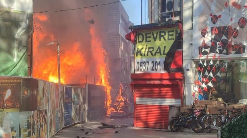 Kocaeli'de konteynerdeki yangın iki işletmeye sı&ccedil;radı: Mahalleli sokağa d&ouml;k&uuml;ld&uuml;