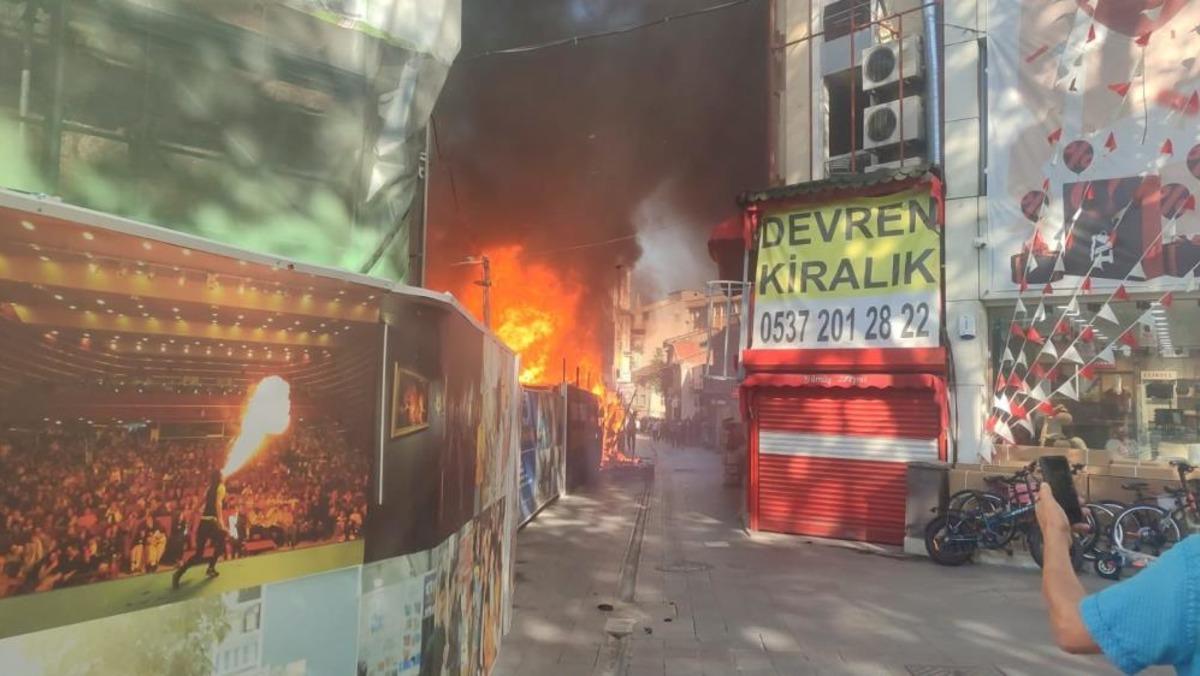 Kocaeli de konteynerdeki yangın iki işletmeye sıçradı: Mahalleli sokağa döküldü 1