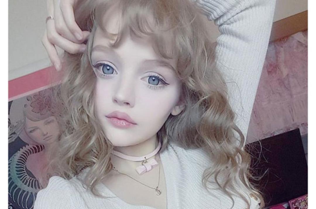 Kendini oyuncak bebek gibi g&ouml;z&uuml;kmeye adadı