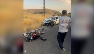 Mardin&rsquo;de otomobil motosikletle &ccedil;arpıştı: 2 &ouml;l&uuml;