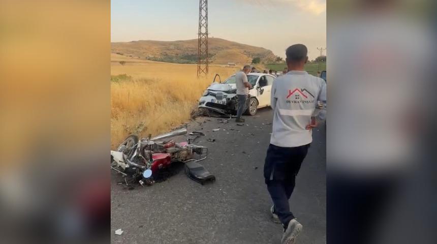 Mardin&rsquo;de otomobil motosikletle &ccedil;arpıştı: 2 &ouml;l&uuml;