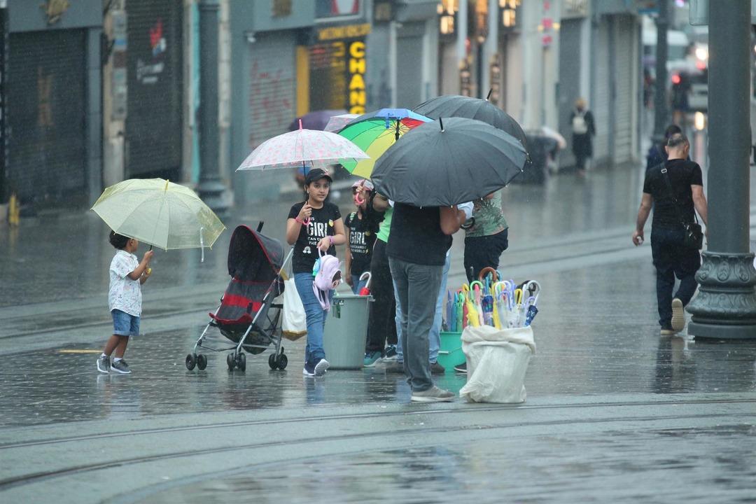 İstanbul g&uuml;ne yağmurla başladı