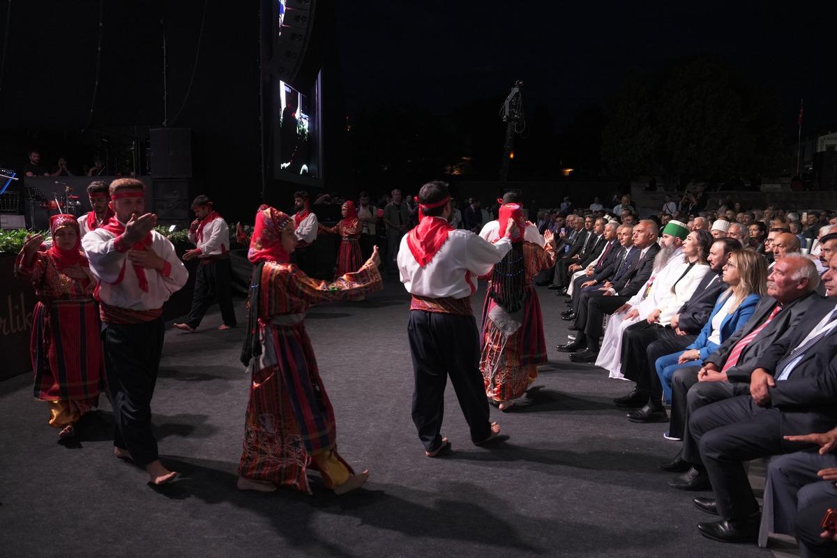 Bakan Ersoy: "İnsanlığa gereken re&ccedil;ete a&ccedil;ık: Bir olalım, iri olalım, diri olalım" 2