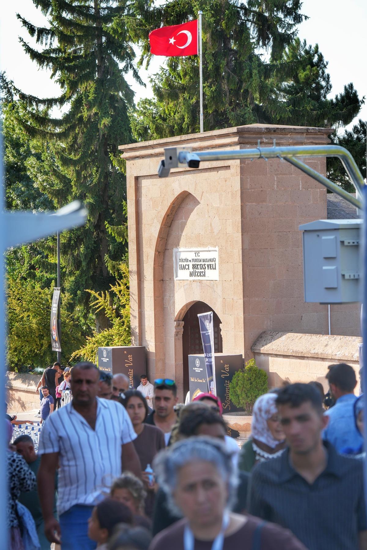 Bakan Ersoy: "İnsanlığa gereken re&ccedil;ete a&ccedil;ık: Bir olalım, iri olalım, diri olalım" 7