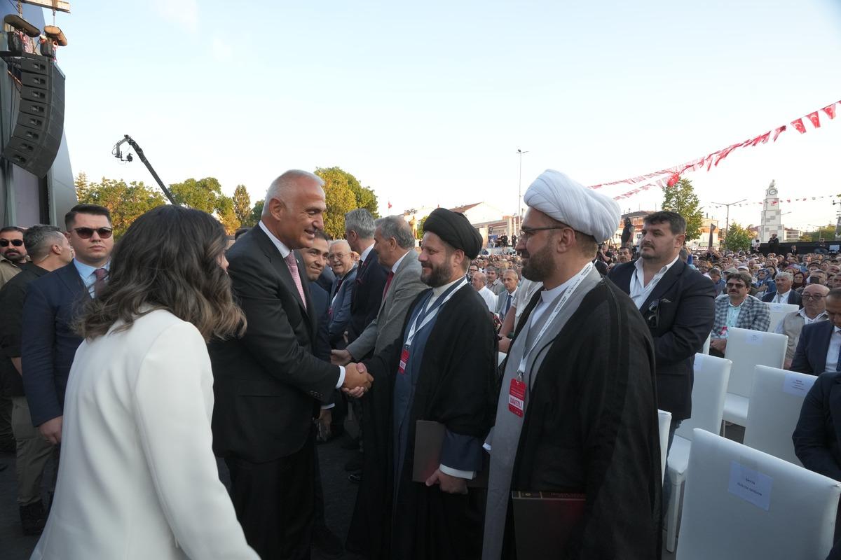 Bakan Ersoy: "İnsanlığa gereken re&ccedil;ete a&ccedil;ık: Bir olalım, iri olalım, diri olalım" 9