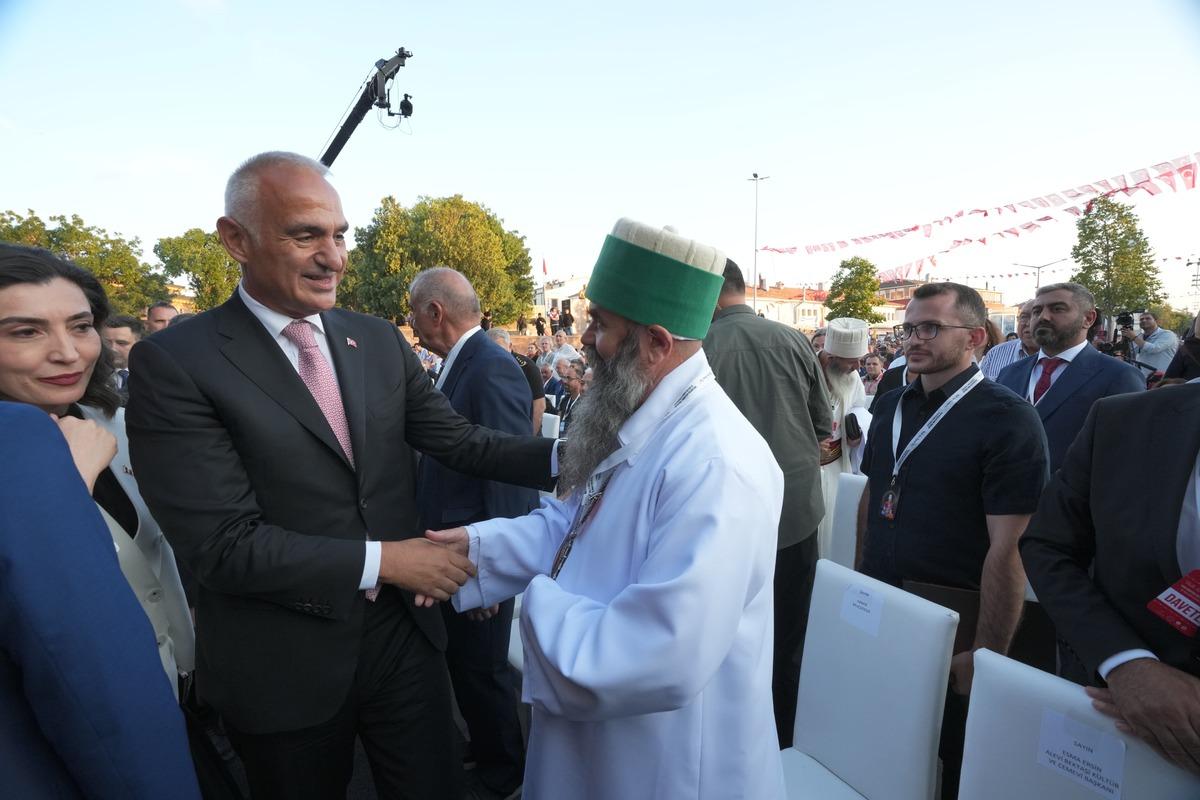 Bakan Ersoy: "İnsanlığa gereken re&ccedil;ete a&ccedil;ık: Bir olalım, iri olalım, diri olalım" 11
