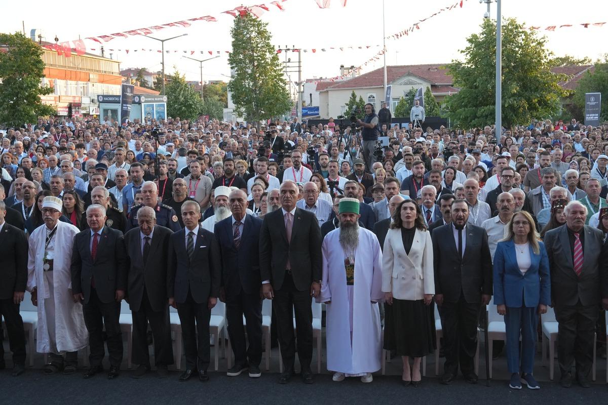 Bakan Ersoy: "İnsanlığa gereken re&ccedil;ete a&ccedil;ık: Bir olalım, iri olalım, diri olalım" 12