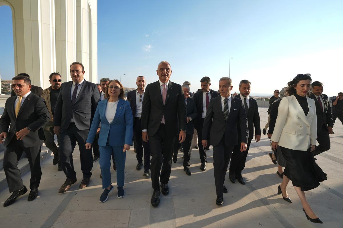 Bakan Ersoy: "İnsanlığa gereken re&ccedil;ete a&ccedil;ık: Bir olalım, iri olalım, diri olalım" 13