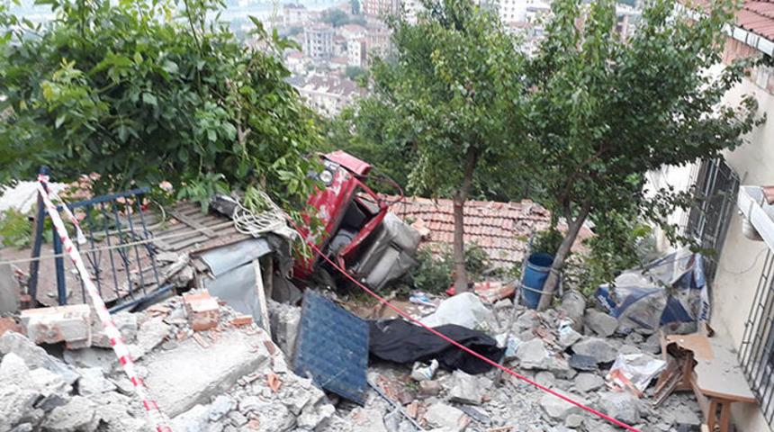 Eyüpsultan'da korkunç kaza! Kamyonet çatıya uçtu