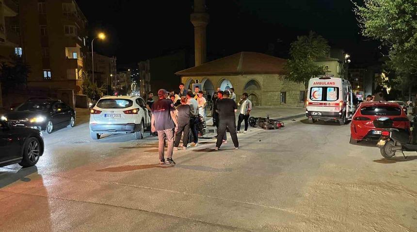 Niğde&rsquo;de motosiklet ile otomobil &ccedil;arpıştı: 1 yaralı
