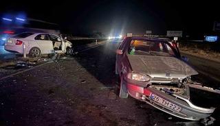 Eskişehir-Ankara yolunda iki otomobil &ccedil;arpıştı: 5 yaralı
