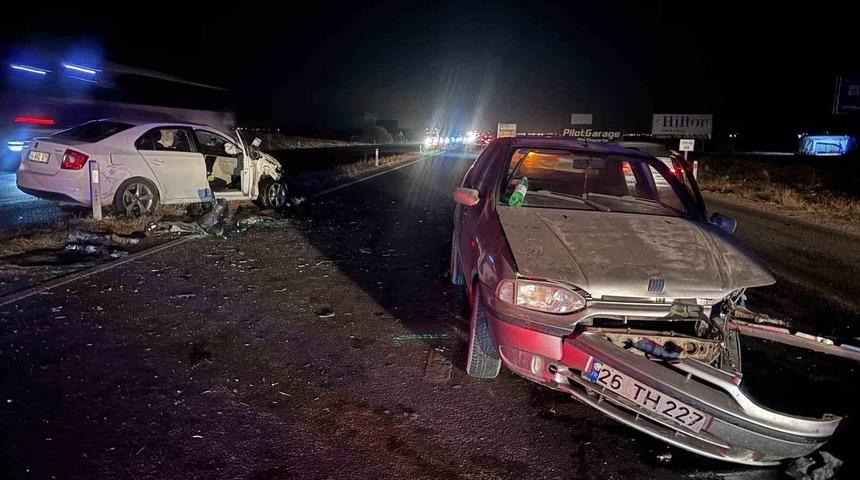 Eskişehir-Ankara yolunda iki otomobil &ccedil;arpıştı: 5 yaralı