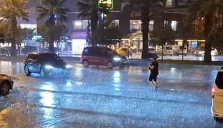 Adana'da sağanak yağış! Vatandaşlar hazırlıksız yakalandı