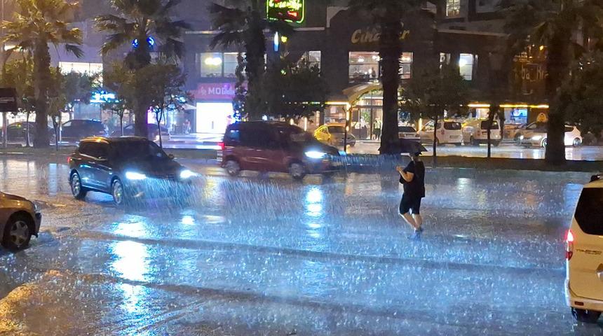 Adana'da sağanak yağış! Vatandaşlar hazırlıksız yakalandı