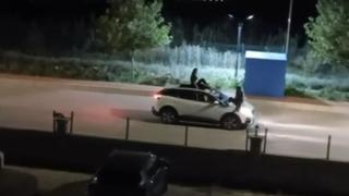 İki kadının seyir halindeki otomobilin üstünde tehlikeli yolculuğu kamerada