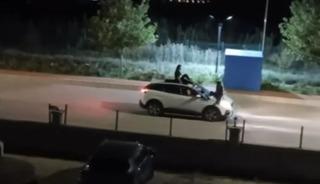 İki kadının seyir halindeki otomobilin &uuml;st&uuml;nde tehlikeli yolculuğu kamerada