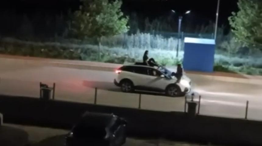 İki kadının seyir halindeki otomobilin &uuml;st&uuml;nde tehlikeli yolculuğu kamerada