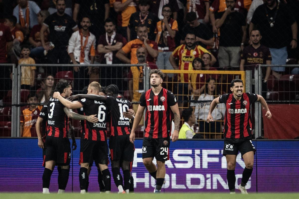 &Ccedil;orum FK nın golleri sonrası Galatasaray taraftarı &ccedil;ıldırdı! &ldquo;Y&ouml;netim istifa&rdquo;  2