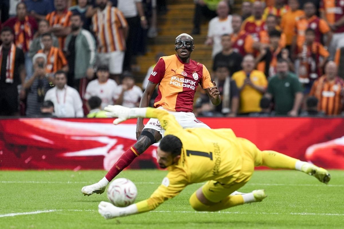 Osimhen den beklenmedik hareket! Maç sonu tribünlere koştu 2