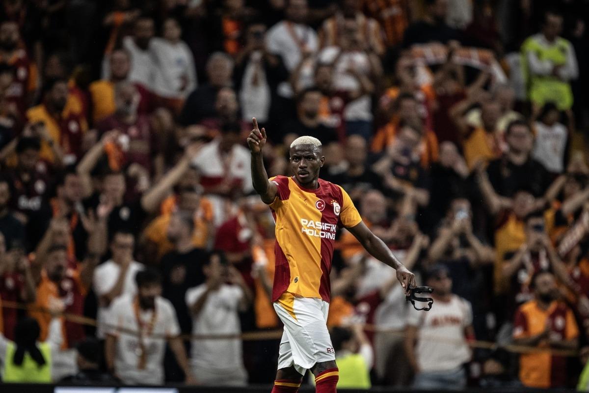 Osimhen den beklenmedik hareket! Maç sonu tribünlere koştu 1