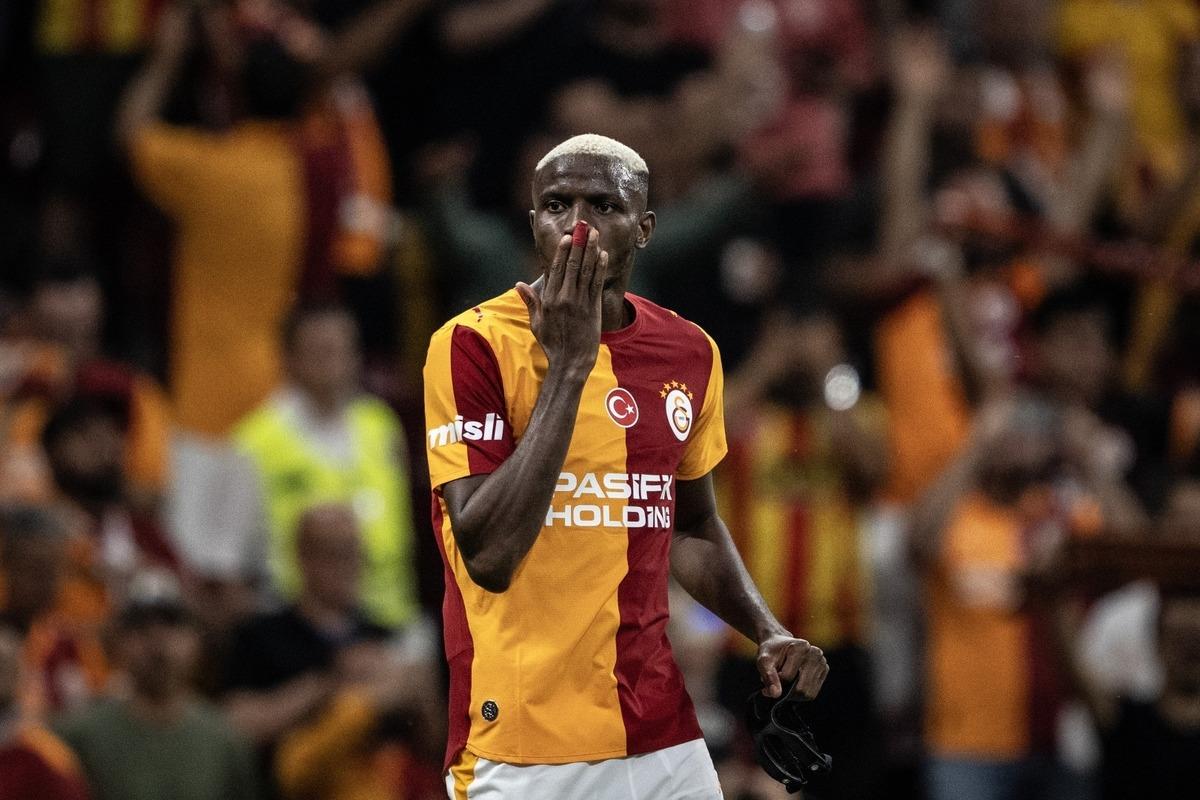 Osimhen den beklenmedik hareket! Maç sonu tribünlere koştu 3