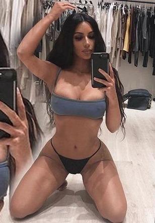 Kıyafet odasında cesur poz!