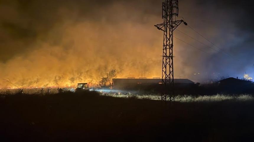 &Ccedil;anakkale&rsquo;de otluk alanda &ccedil;ıkan yangın s&ouml;nd&uuml;r&uuml;ld&uuml;
