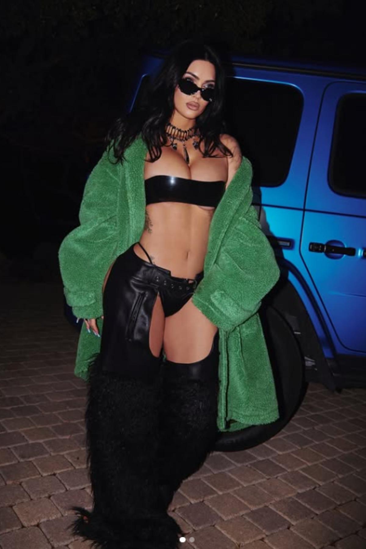 Megan Fox sınırları zorluyor: Minicik büstiyeriyle poz verdi 1