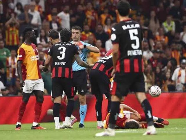 S&uuml;per Lig&rsquo;de yeni sezonun ilk kırmızı kartı Alexandros Kyziridis&rsquo;e &ccedil;ıktı