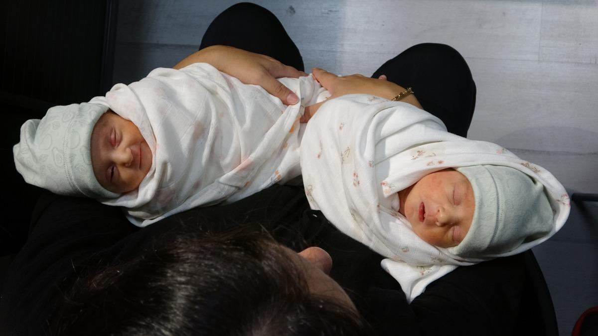 Milyonda bir g&ouml;r&uuml;len doğum Trabzon da ger&ccedil;ekleşti! İki ayrı rahimden iki bebek d&uuml;nyaya geldi   2